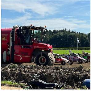 Buiten het werk bij de loonwerker wordt de trike ingezet op de regionale autocross, waarbij Van Buggenum de baan besproeit met water om het opwaaien van te veel stof te voorkomen.