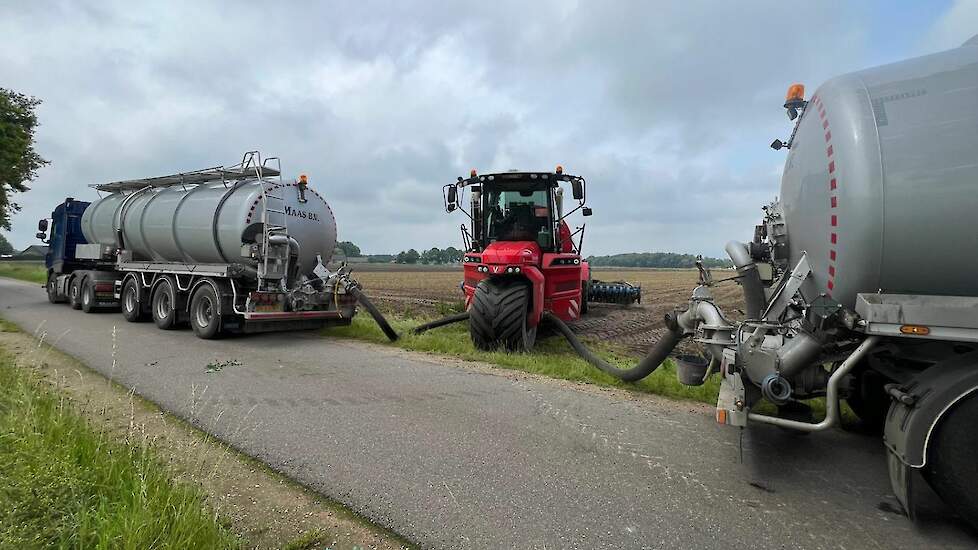 Vanuit vrachtwagens wordt de mest in de Vervaet geladen.