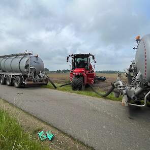 Vanuit vrachtwagens wordt de mest in de Vervaet geladen.