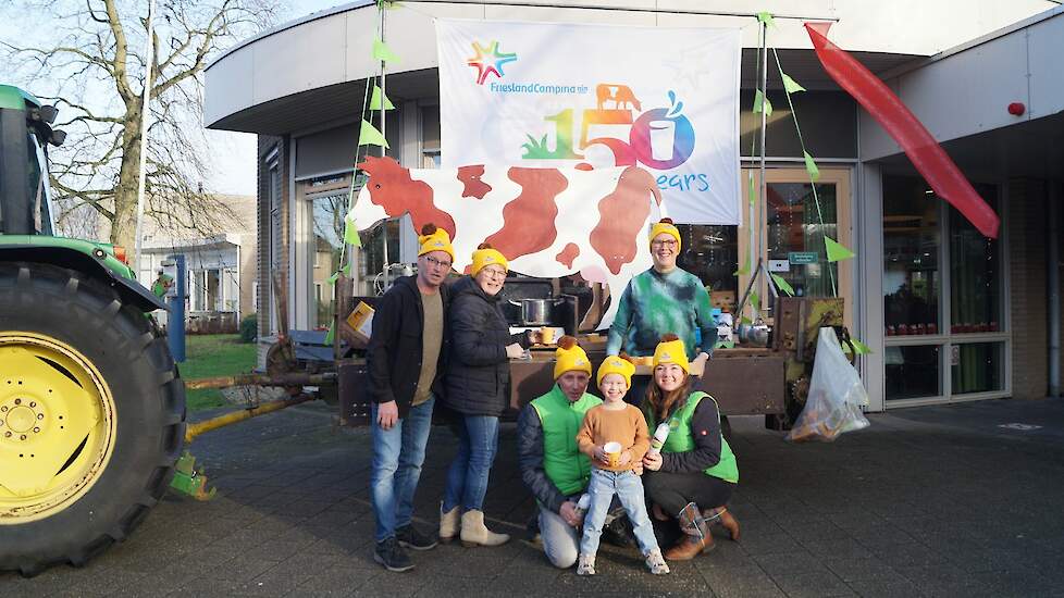 Frans van Diepenbeek reed met de tractor als eerste naar verzorgingshuis Aldenhorst van organisatie Pantein in Mill. Ook zijn 25-jarige agrarische ZZP hulp Rosan van Haaren vond het heel gezellig om mee te helpen. Melkveehouders uit de buurt organiseerden