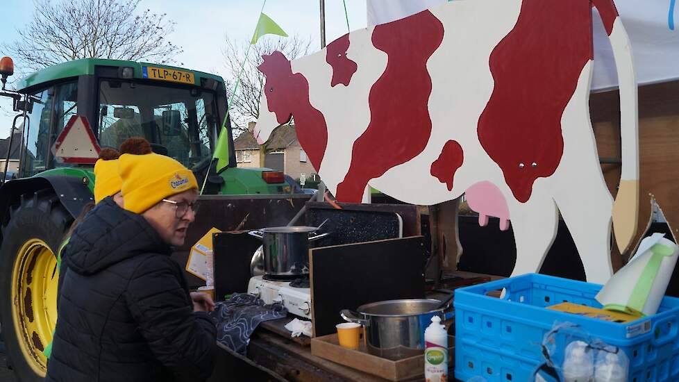 Melkveehoudster Sonja Vermeulen uit Sint Hubert verzorgde het opwarmen van de Chocomel.