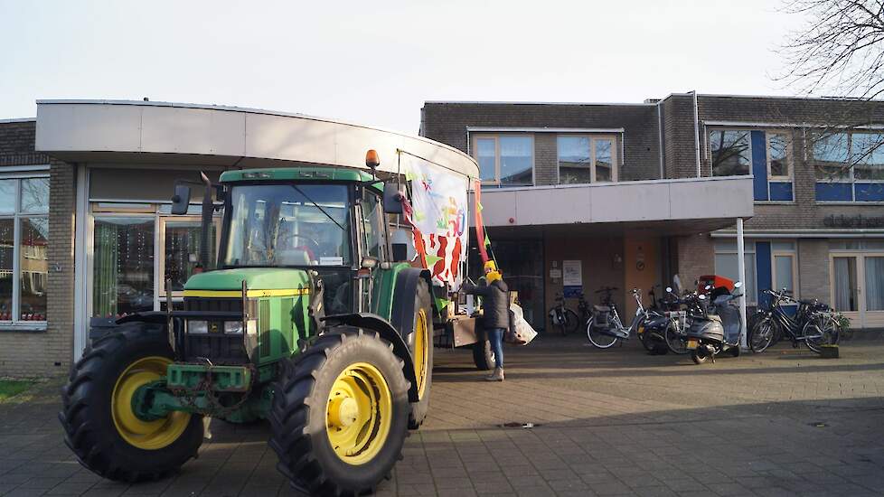 Vanuit Mill startte Frans van Diepenbeek zijn tractor om naar het verzorgingshuis in Wanroij te rijden. „Het is inmiddels traditie. Pak de kar, beugels en koe erop, de vlag van FrieslandCampina erbij en rijden maar. Kei mooi om te doen”, besluit hij.  Col