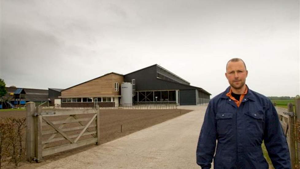 Melkveehouder Jos Seuntiëns bouwde in het Brabantse Knegsel een nieuwe stal voor 250 koeien. Het opvallende ontwerp is gebaseerd op de Italiaanse stal. De gemeente vereiste een uitbouw aan de voorgevel. Jos’vrouw Annemiek bedacht vervolgens de moderne uit