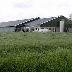 Vooraan de nieuwe stal is duidelijk het melkgebouw te zien, daarachter de 0-6-0 stal voor 340 koeien. Rechts het dak van de 'oude' stal.