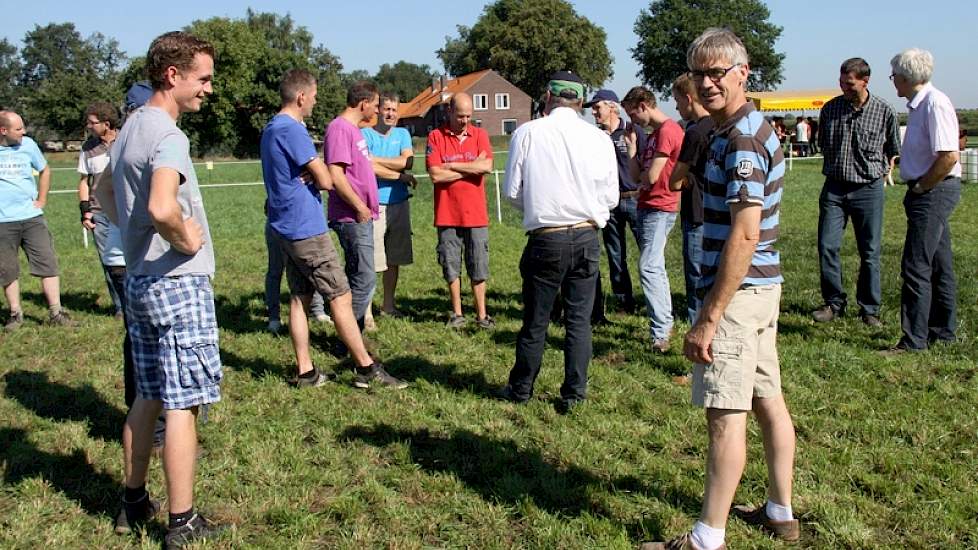 „Loop wekelijks door de wei; kijk en beoordeel”, zegt een Agrifirm-medewerker die propageert dat ‘laten beweiden het goedkoopst is, mits de wei in orde is’. Melkveehouders Harry Jansen en zoon Hans (links) uit het Gelderse Groesbeek, topkuilwinnaar van vo