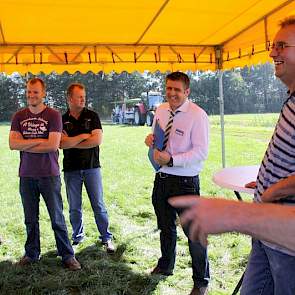 Melkveehouder John Verhoeven uit Liesel (L) is naar Vredepeel gekomen voor de spuitlicentie, maar volgt en passant de vorderingen in de sojateelt. Verhoeven (in het midden) is nog niet enthousiast: „Het is een hoop werk en ook bijvoorbeeld de opslag is ni