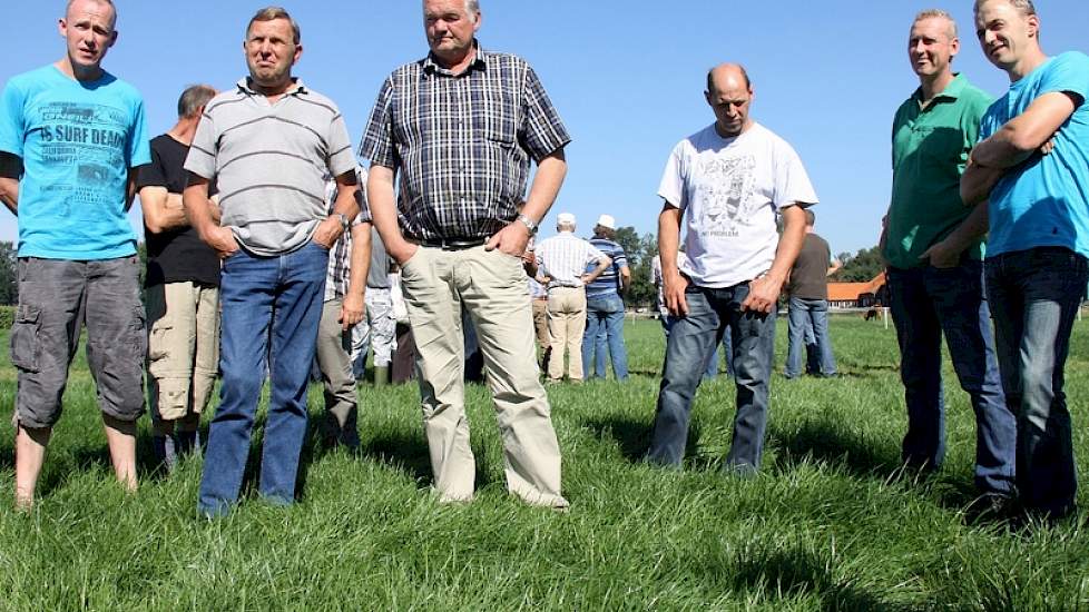 Goed beheer van zowel rode als witte klaver is noodzakelijk. „Dat klaver groeit als gras het moeilijk heeft, is algemeen bekend.” Een melkveehouder: „Dus ik moet het gras eigenlijk  laten verarmen om klaver een goede kans te geven?” Agrifirm wijst hem ech