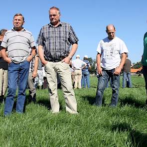 Goed beheer van zowel rode als witte klaver is noodzakelijk. „Dat klaver groeit als gras het moeilijk heeft, is algemeen bekend.” Een melkveehouder: „Dus ik moet het gras eigenlijk  laten verarmen om klaver een goede kans te geven?” Agrifirm wijst hem ech