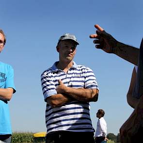 Melkveehouder Jos Verstraten uit Westerbeek (midden) heeft inmiddels 10 hectare van zijn mais uit voorzorg en als experiment behandeld met Retengo. Andere boeren zeggen dit zeker niet te zullen doen zolang ze ‘van geen ziektes last hebben’. Verstraten: „I