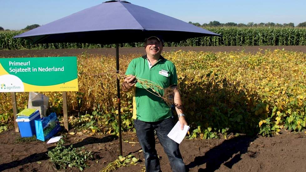 Een beginnersfout die reeds gemaakt is, is de soja op een slecht perceel uit te proberen: „Dat werkt natuurlijk ook bij sojabonen niet”, lacht een aanwezige melkveehouder. Het land moet vlak zijn voor precisiezaai en zodat de combine ook de onderste centi