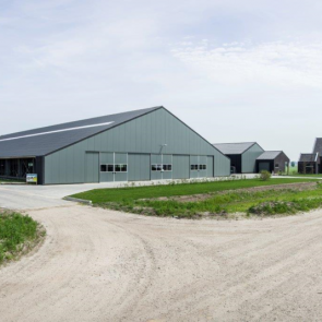 Naast de stal (vooraan) bouwde de familie een nieuwe werktuigenberging en een bijzonder modern huis op hun terp.