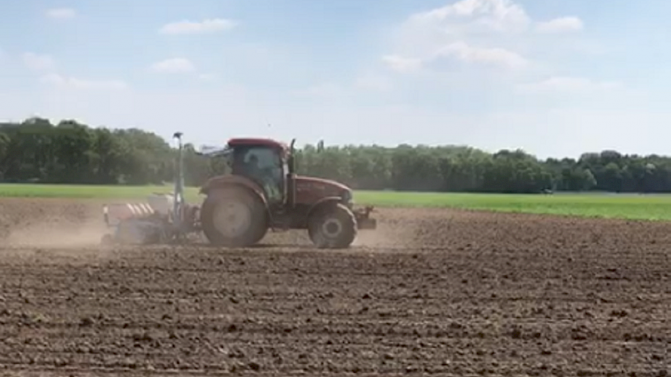 Woensdag ging het zaad de grond in. De bovengrond begon al iets te stuiven, maar het zaaibed bevatte ruim voldoende vocht voor een goede kieming.