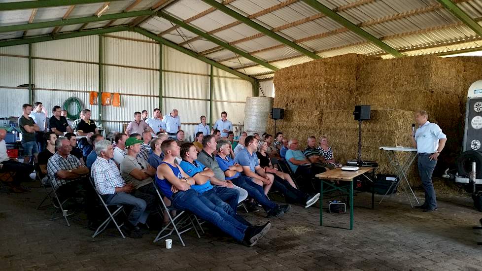 Gert Anker van De Heus vertelt onder meer over de wiedeg, die volgens hem veel vaker gebruikt zou moeten worden. „Nu wordt die vaak alleen in het voorjaar gebruikt, maar gedurende het seizoen kun je er ook prima ondiep wortelende grassen als ruwbeemd mee