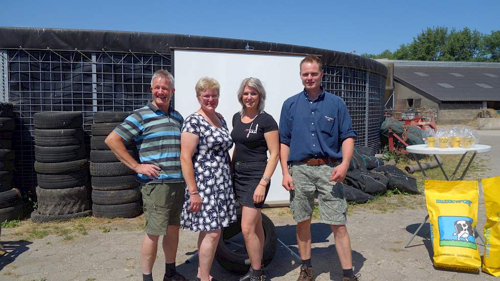 Jan, Ans Johan en Julia de Ruijter heetten bezoekers welkom op hun melkveebedrijf. Op de foto ontbreekt het vijfde gezinslid Sophia. De familie houdt zo'n 100 melkkoeien, die gemiddeld 9.000 kg melk produceren met 4,65 procent vet en 3,70 procent eiwit.