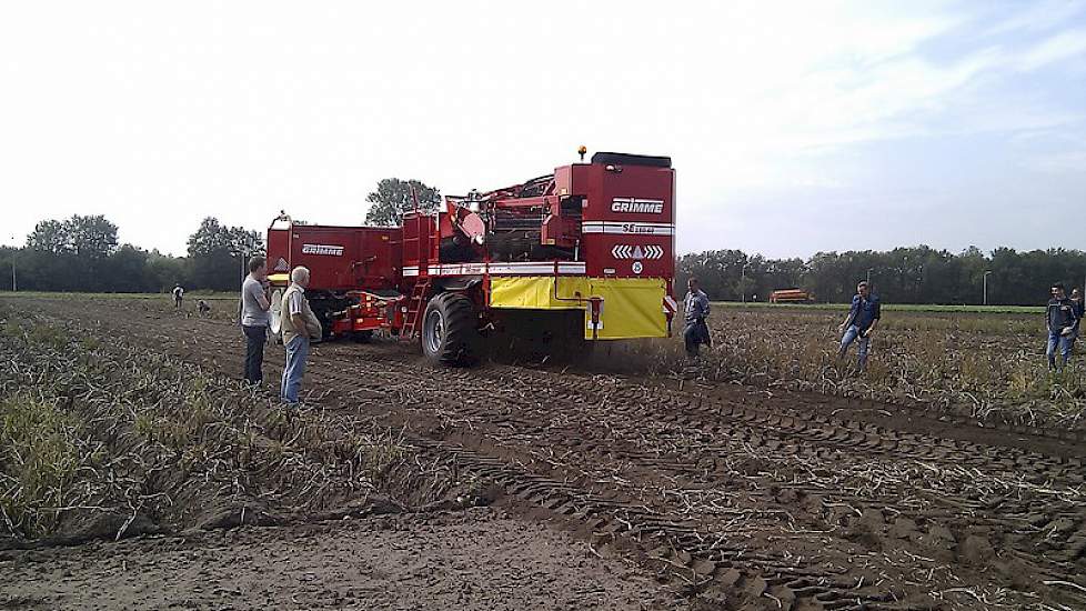 De nieuwste getrokken Grimme SE 150-60 rooier is voorzien van grotere egelbanden waardoor het rooien schoner en sneller verloopt.