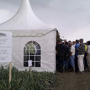 Altic lichtte fosfaatonderzoek toe in een kleine tent. Daaromheen waren allerlei demoveldjes te zien die de verschillen tussen vloeibare meststoffen en korrels in beeld brachten.