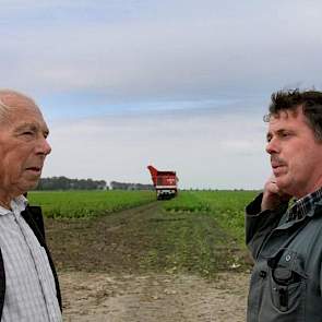 Vis senior (l) uit Zonnemaire maakt een praatje over het bieten rooien op Prinsjesdag