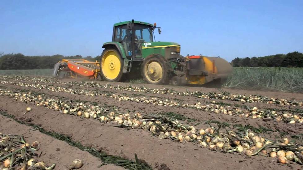 Loonbedrijf Jakobs uit het Limburgse Geijsteren rooide gisteren de eerste plantuien